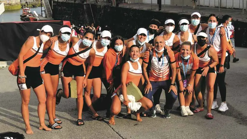Nerea Cerqueira, sexta de p&eacute; pola esquerda, xunto &aacute;s s&uacute;as compa&ntilde;eiras e adestrador. (Foto: C.R. Chapela)#deportes #remo #regata #trai&ntilde;eiras #nereacerqueira