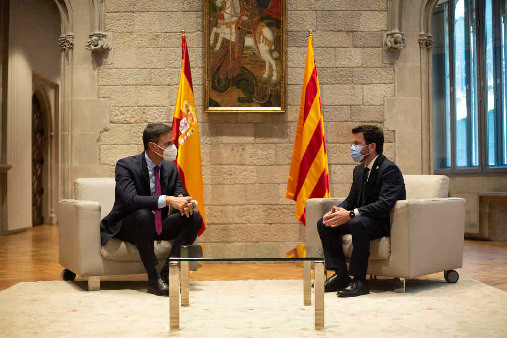 Pedro Sánchez, presidente do Estado, e Pere Aragonès, presidente de Catalunya, antes de comezar a mesa de diálogo. (Foto: David Zorrakino / Europa Press)
