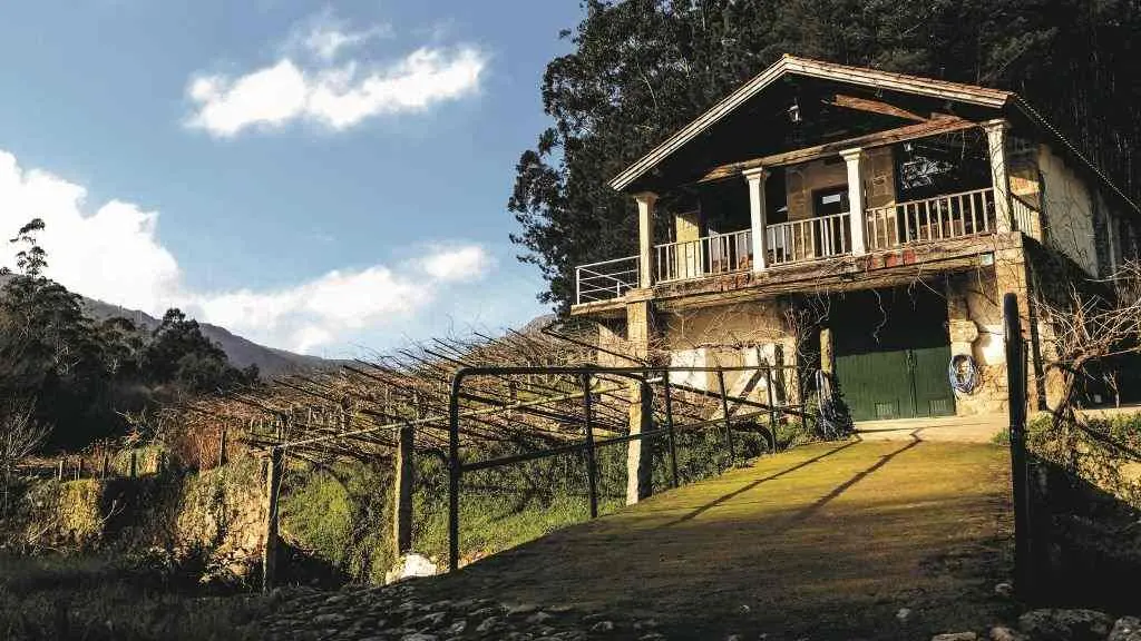 Entrada da Adega Entreosrios, en Les&oacute;n, na Pobra do Carami&ntilde;al. (Foto: Xan-Bautista Camb&oacute;n)