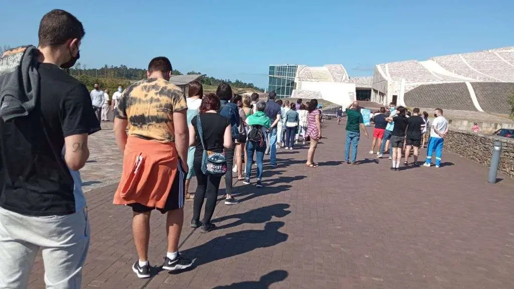 Colas para a vacinaci&oacute;n en Compostela, nas primeiras semanas da campa&ntilde;a. (Foto: Europa Press) #vacinaci&oacute;n #coronavirus #covid19 #sanidade