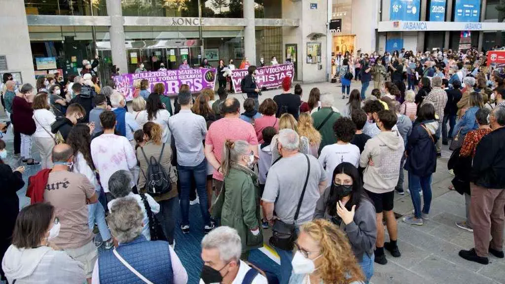 Concentraci&oacute;n no Obelisco, na Coru&ntilde;a. (Foto: Marea Atl&aacute;ntica)