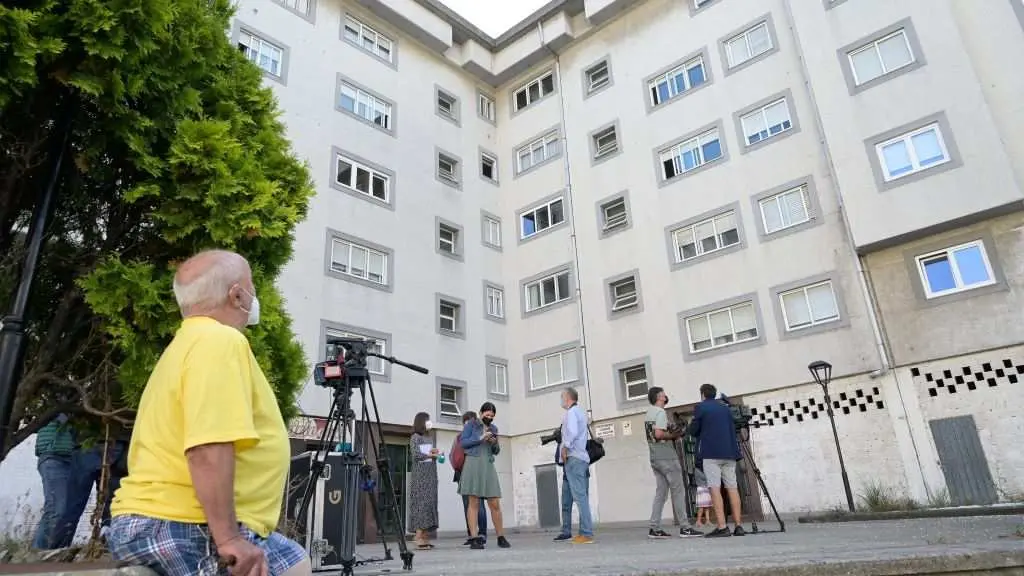 Xornalistas xunto ao edificio no que resid&iacute;a a v&iacute;tima. (Foto: M. Dylan / Europa Press)