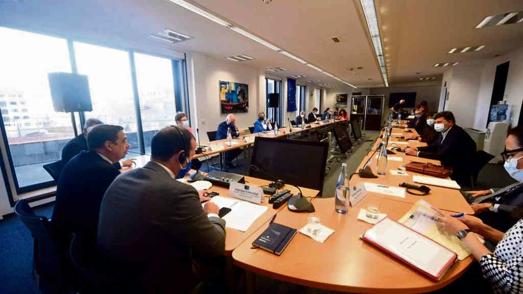 O comisario europeo de Pesca, Océanos e Medio Ambiente da Unión Europea na reunión co sector en Vigo (Comisión Europea).