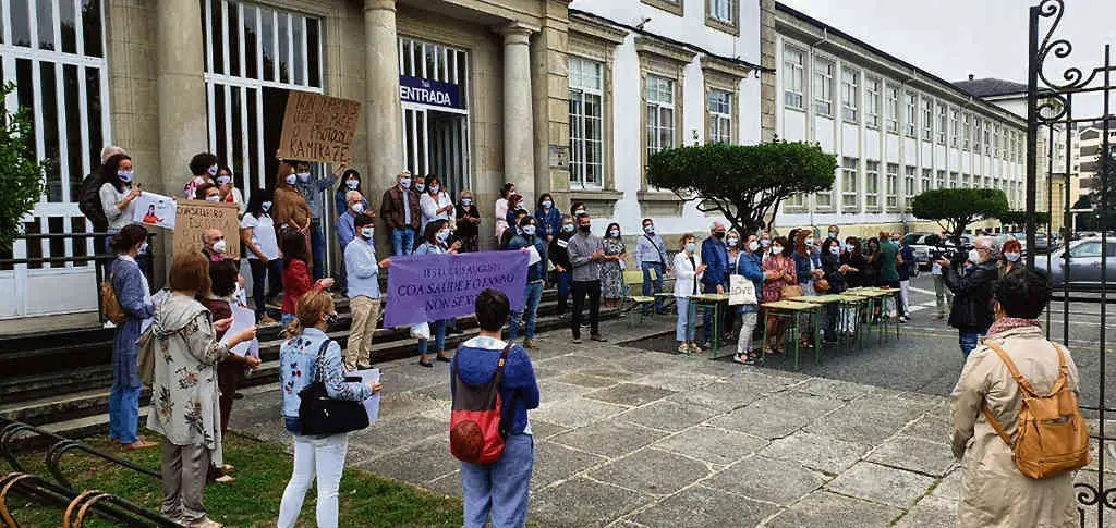 Concentraci&oacute;n diante dun centro na Galiza no inicio deste curso (N&oacute;s Diario).