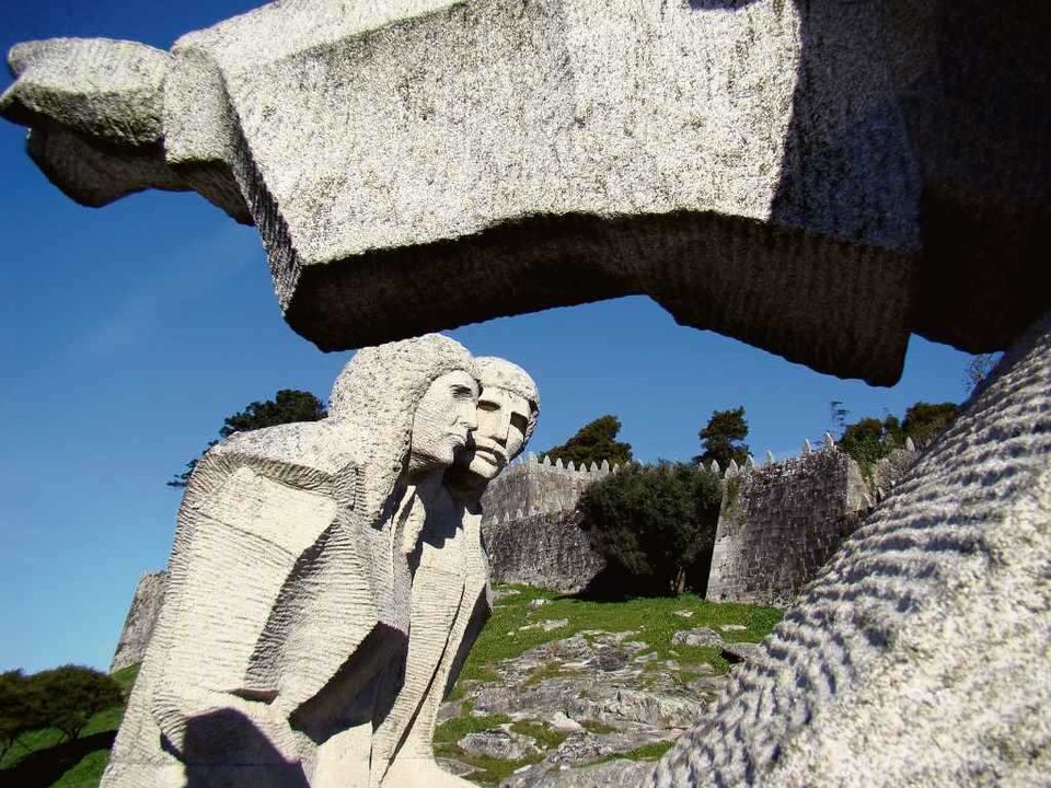 Na contorna do Monte do Boi, Baiona. Escultura de Maxín Picallo (Foto: Héitor Picallo).