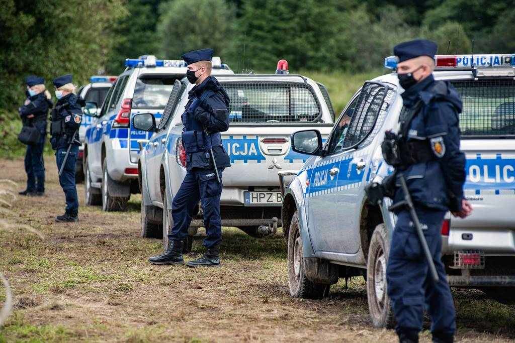 EuropaPress_3908388_01_september_2021_poland_usnarz_gorny_police_officers_stand_on_guard_next