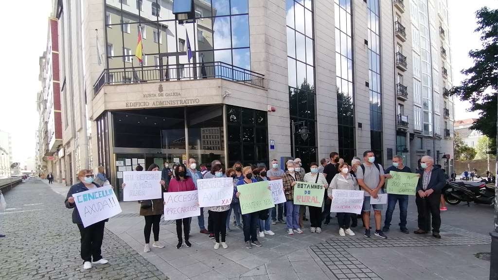 Protesta da veciñanza das Somozas fronte ao edificio administrativo da Xunta en Ferrol, nesta cuarta feira (Foto: Europa Press).
