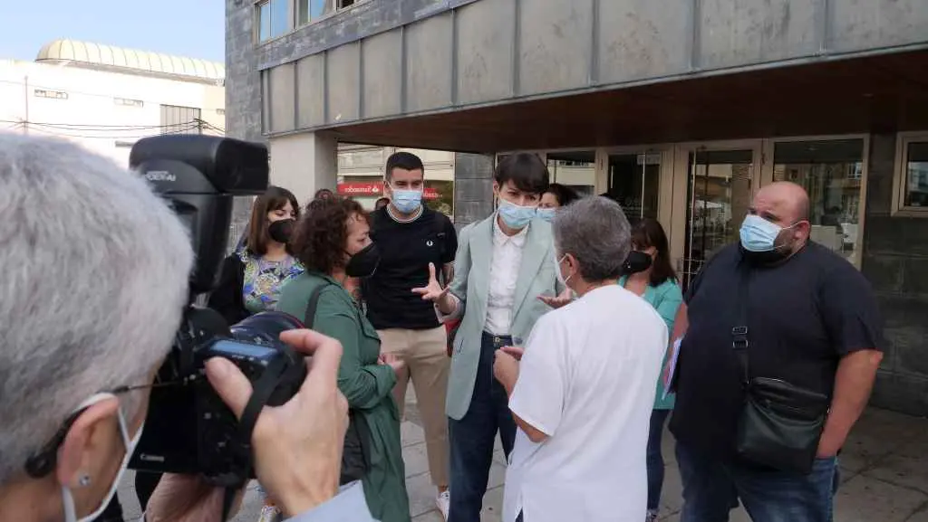 Ana Pont&oacute;n en Burela, con persoal m&eacute;dico conversando sobre os problemas dos recortes na Atenci&oacute;n Primaria (Foto: N&oacute;s Diario)