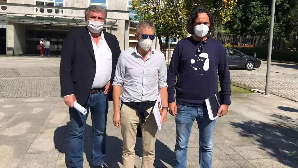 Representantes do ocio nocturno &aacute; s&uacute;a sa&iacute;da da reuni&oacute;n. (Foto: Europa Press)
