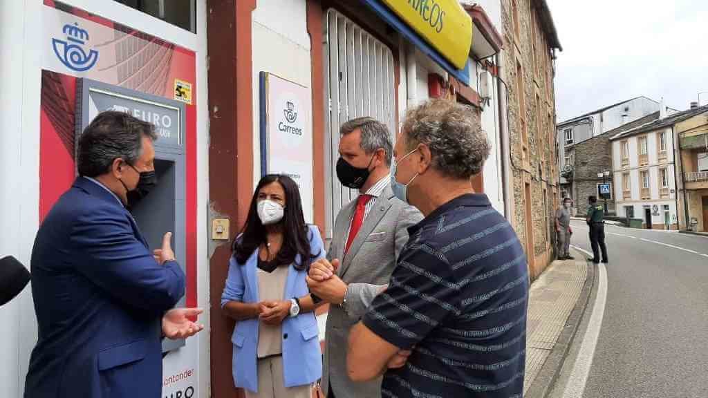 Correos instalou un caixeiro automático na súa oficina de Samos (Foto: Delegación do Goberno na Galiza).