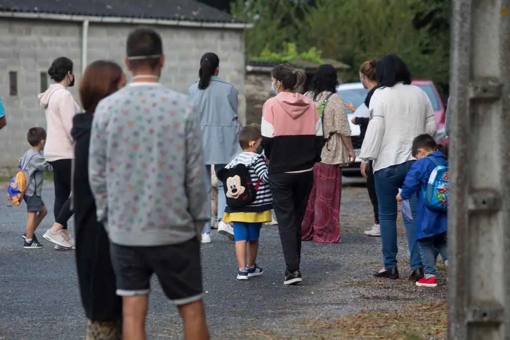 Varias nenas e nenos, acompa&ntilde;ados de familiares, agardan a entrar nun colexio de Lugo (Foto: Carlos Castro/Europa Press).