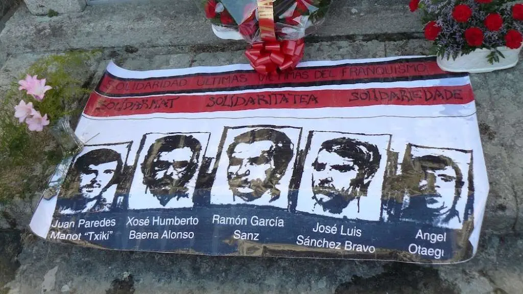 Retratos dos cinco fusilados o 27-S de 1975, nunha pancarta durante unha das homenaxes no cemiterio de Vigo.