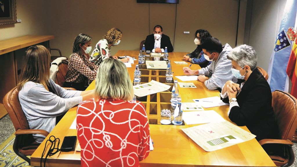 Sesión de traballo da Mesa con representates dos tres grupos parlamentarios, acordes coa protección do galego na Lei do audiovisual.