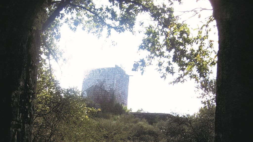 A torre de Guimarei, A Estrada, dende o portalón. (Foto: Héitor Picallo)