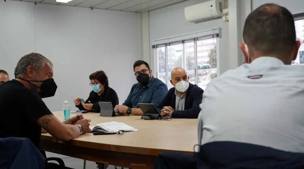Carmela Gonz&aacute;lez, Xabier P&eacute;rez Igrexas e N&eacute;stor Rego, na reuni&oacute;n (Imaxe: N&oacute;s Diario).