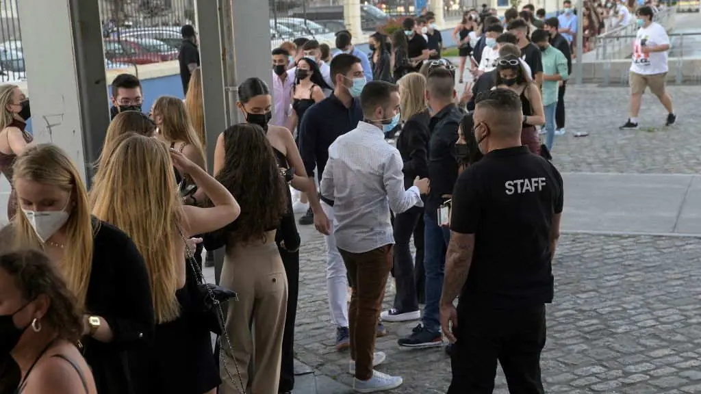 Colas f&oacute;ra dunha discoteca cando se realizaron as probas piloto. (Foto: M. Dylan / Europa Press)