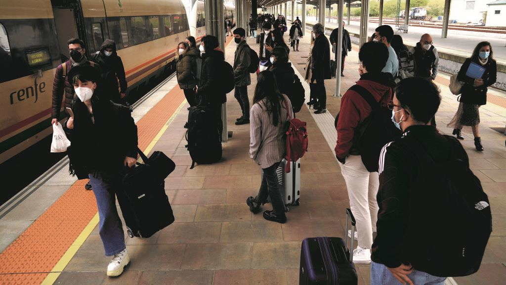 Varias persoas esperan o tren na estación de Compostela en marzo de 2021 (Foto: Álvaro Ballesteros / Europa Press).