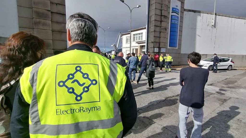 Protesta do persoal de ElectroRayma ás portas do astaleiro ferrolán. (Foto: Europa Press) #industria #traballo #ferrol #astaleiros #navantia #electrorayma