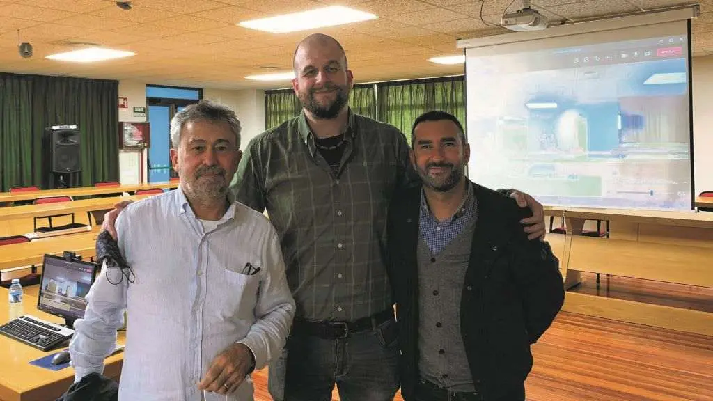 Adri&aacute;n Casanova, no centro, cos directores da s&uacute;a tese, Paulino Mart&iacute;nez (esquerda) e Manel Vera (dereita). (Foto: USC) #usc #biolox&iacute;a #investigaci&oacute;n