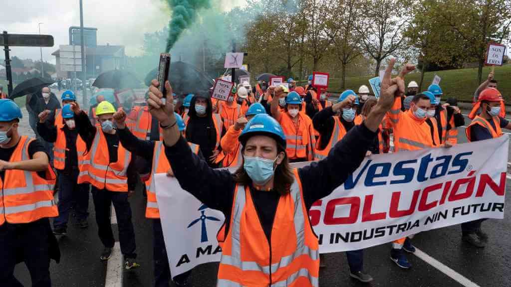 Traballadores e traballadoras da planta de Vestas en Viveiro levaron as súas protestas até o edifico da Xunta en San Caetano (Foto: Arxina)