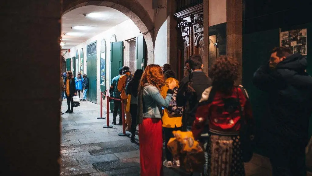 P&uacute;blico agardando para entrar nun pase esta segunda feira. (Foto: Aigi Boga)