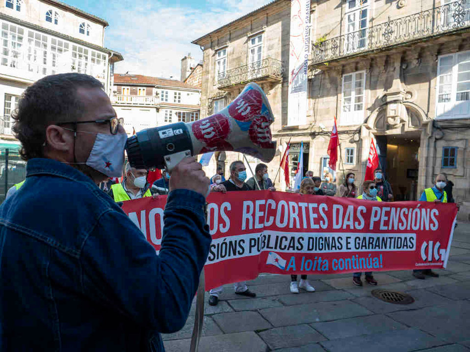 Concentración onte en Compostela para exixir pensións dignas. (Foto: Arxina)