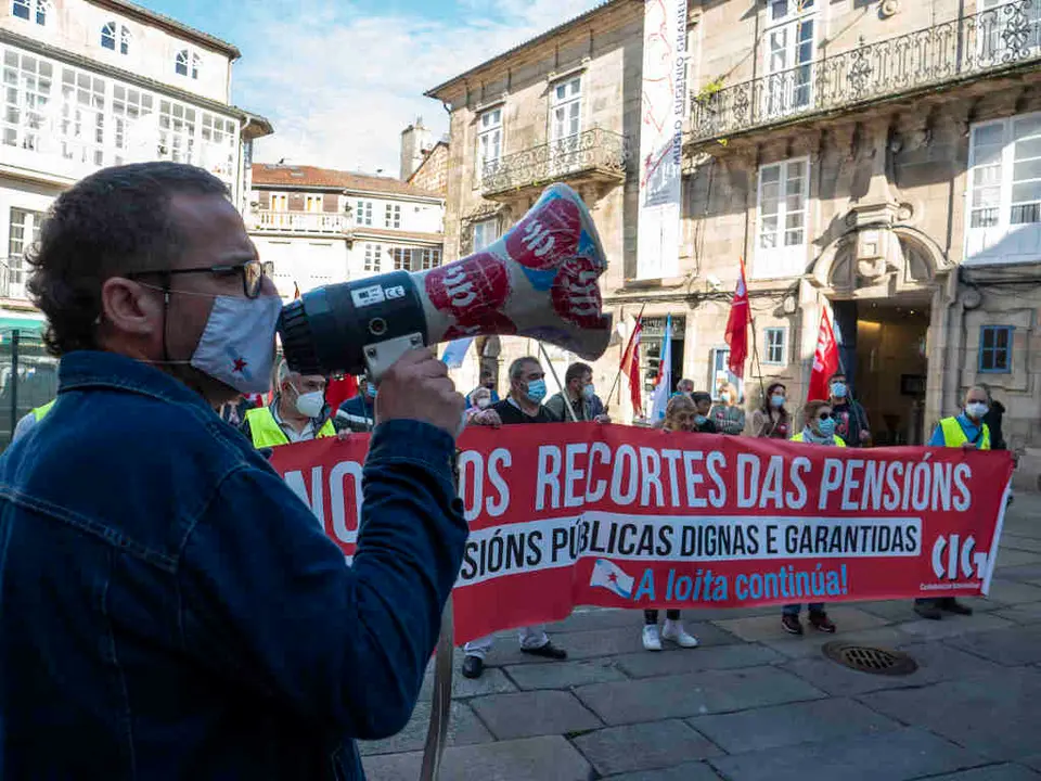 Concentraci&oacute;n onte en Compostela para exixir pensi&oacute;ns dignas. (Foto: Arxina)