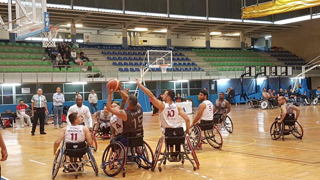 O baloncesto en cadeira de rodas é un dos que máis practicantes ten na Galiza (FGDA).