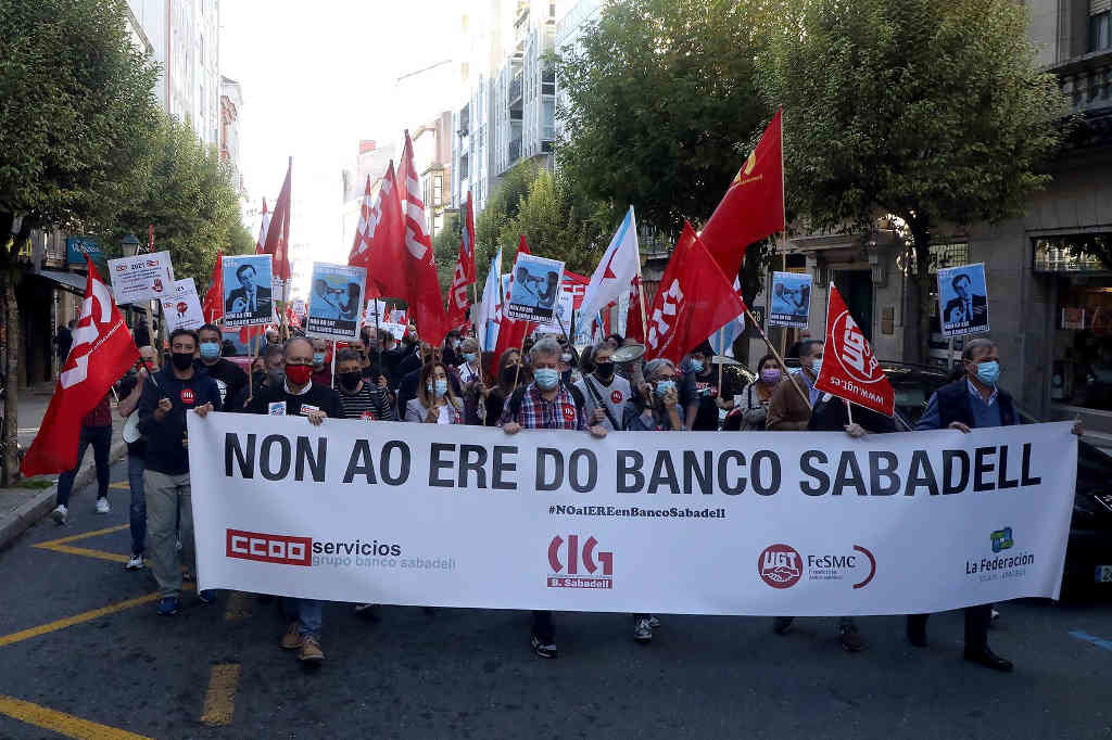 Manifestación das traballadoras e traballadores do Banco Sabadell, onte en Compostela. (Foto: Arxina)