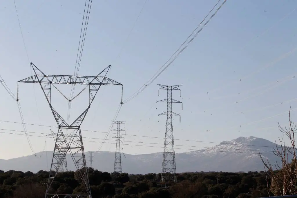 O prezo da luz baixa a 226,21 euros o megawatt, pero ser&aacute; o s&aacute;bado m&aacute;is caro da historia. (Foto: EuropaPress).