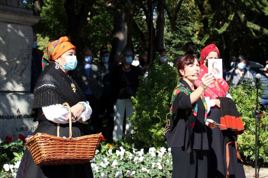 A xornalista local Nieves Neira foi a encargada de realizar hoxe a Ofrenda Floral a Rosalía de Castro. (Foto: Nós Diario).