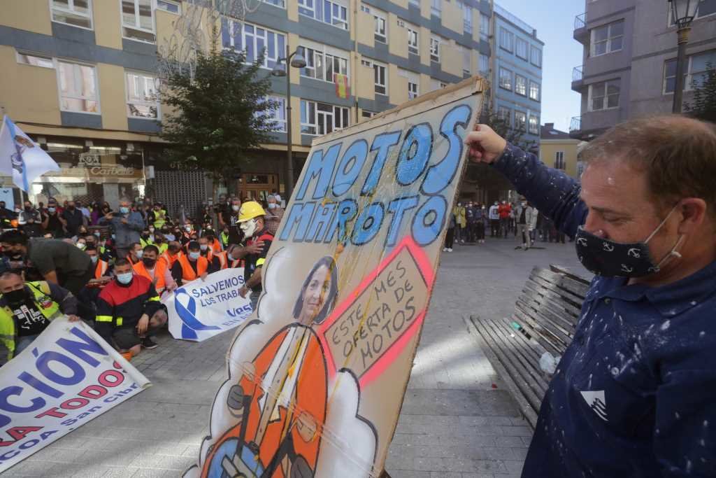 Traballadores de Alcoa e Vestas fronte a Subdelegación do Goberno en Lugo. (Foto: Carlos Castro / Europa Press).
