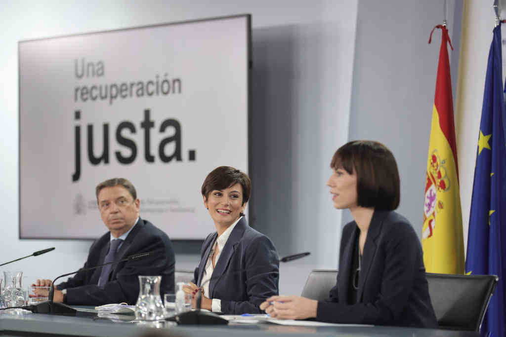 Luis Planas (Alimentación), Isabel Rodríguez (voceira) e Diana Morant (Ciencia) logo da xuntanza. (Foto: E. Parra. POOL / Europa Press)
