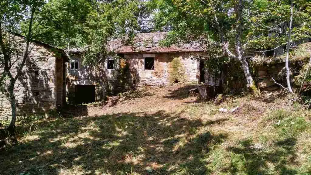 Construci&oacute;ns nun dos n&uacute;cleos rurais que ten &aacute; venda o portal inmobiliario Galician Country Homes, neste caso perto do Cebreiro. (Foto: GalicianCountryHomes) #aldea #despoboamento #rural
