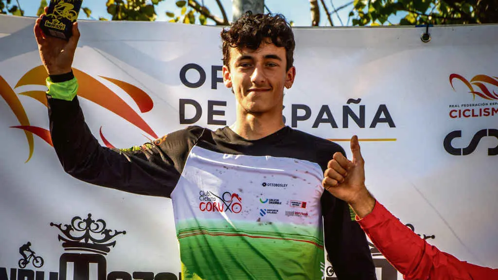O baion&eacute;s Manuel Loureiro Gir&aacute;ldez no podio do Open de Espa&ntilde;a no que quedou campi&oacute;n ao ga&ntilde;ar a &uacute;ltima proba en Moa&ntilde;a (Yaza Fern&aacute;ndez P&eacute;rez).
