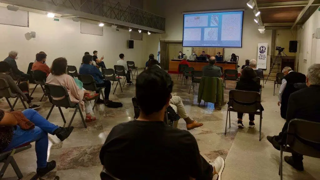 O Museo do Pobo Galego acolleu a pasada sexta feira a presentaci&oacute;n do novo caderno publicado por Sermos Galiza S.A. (Foto: N&oacute;s Diario) #oescudodoreinodagaliza #monogr&aacute;ficos #sermosgalizasa #h&eacute;itorpicallo #coleccion&aacute;bel