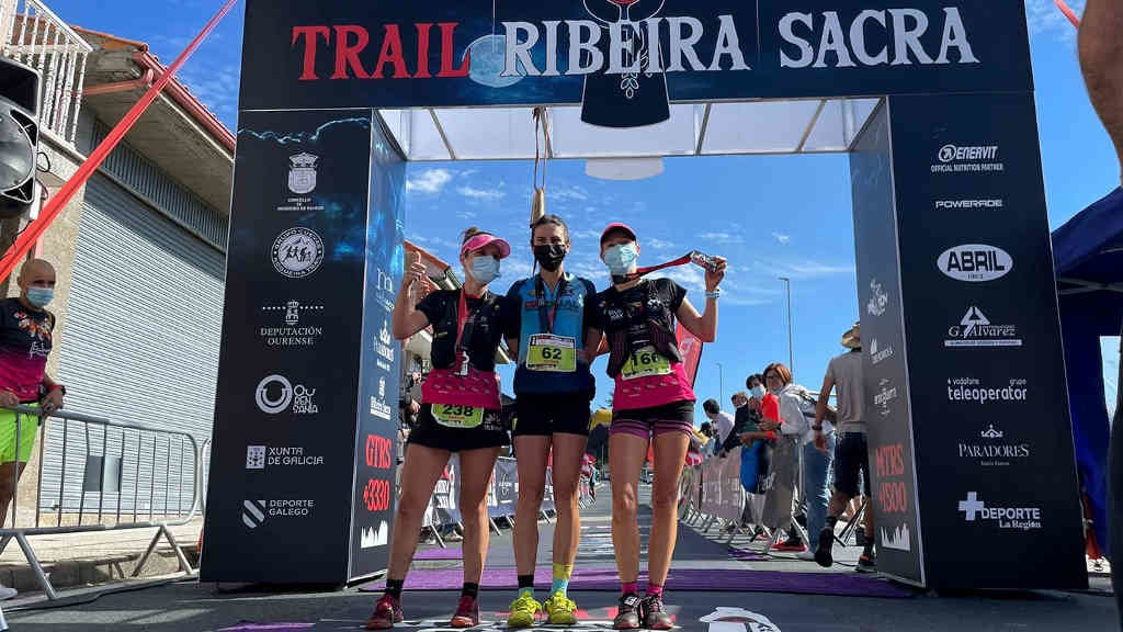 O podio da carreira feminina de 24 quilómetros en Luíntra (Trail Ribeira Sacra).