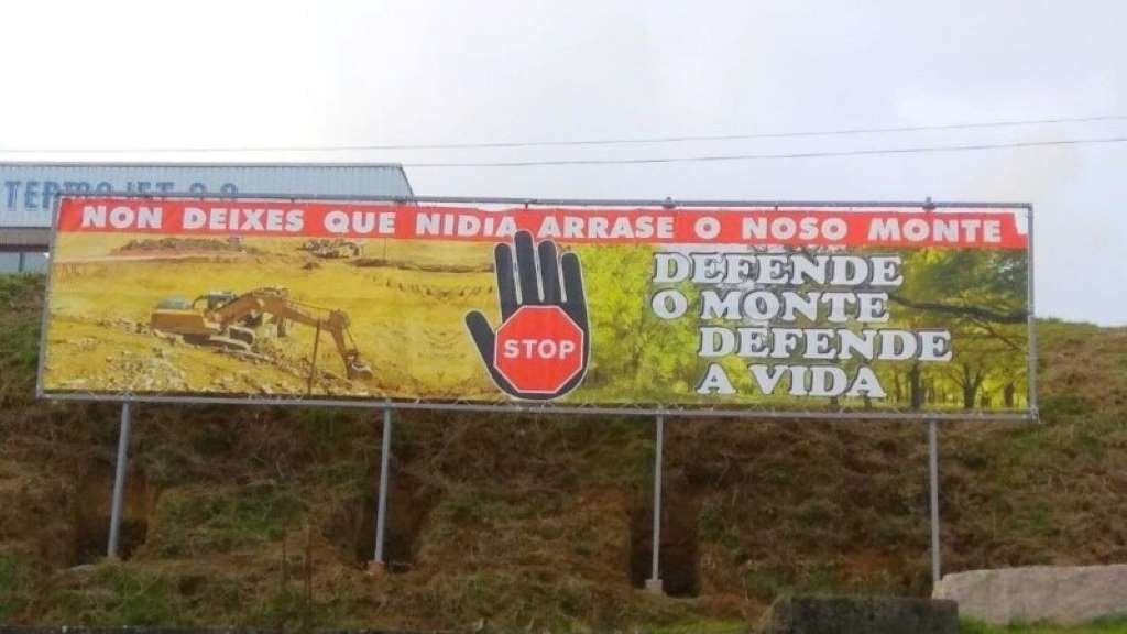 Pancarta que Nidia Arévalo obrigara a retirar, unha decisión que agora anula a Xustiza (Foto: Nós Diario).