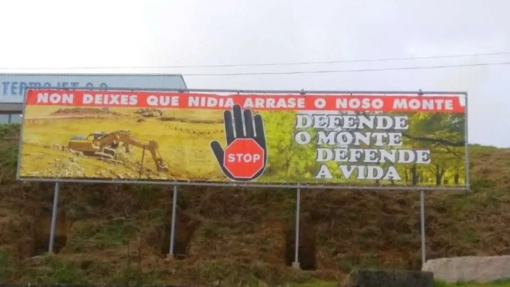 Pancarta que Nidia Ar&eacute;valo obrigara a retirar, unha decisi&oacute;n que agora anula a Xustiza (Foto: N&oacute;s Diario).