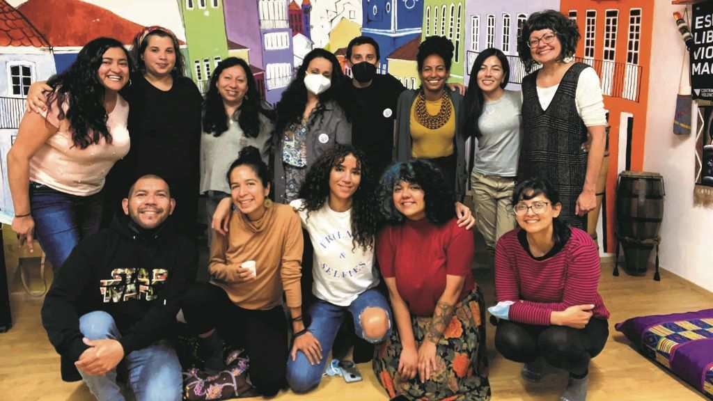 Aranxa (segunda pola dereita, abaixo) e o resto de compañeiras do colectivo fomentan a pedagoxía decolonial. (Foto: Nós Diario) #hispanidade #aranxavicens #activismo #resistenciaenterraallea