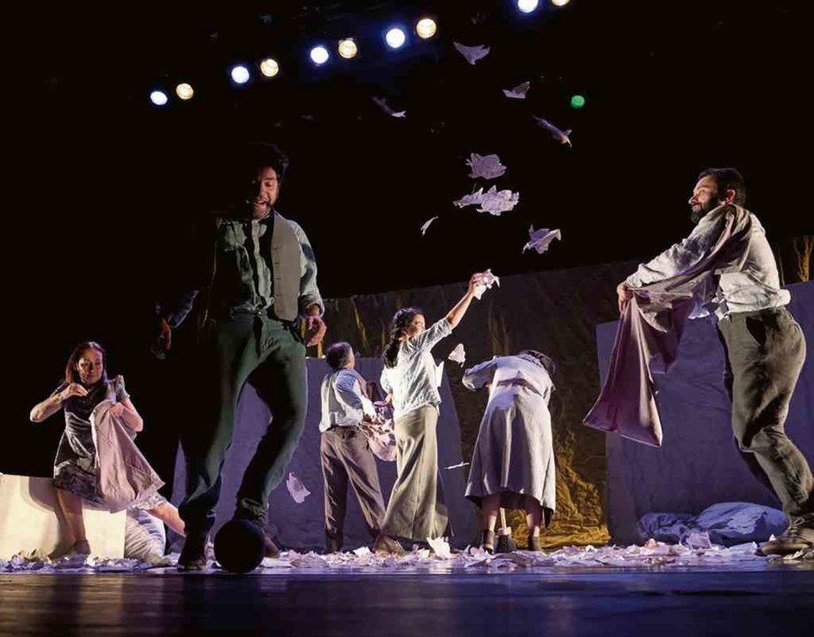 Unha escena de 'A lingua das bolboretas', de Sarabela Teatro,  nova Socia de Honra da Asociación.