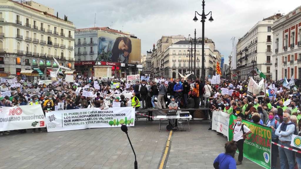 Protesta na porta do Sol de Madrid, este sábado (Foto: Monfero di non).