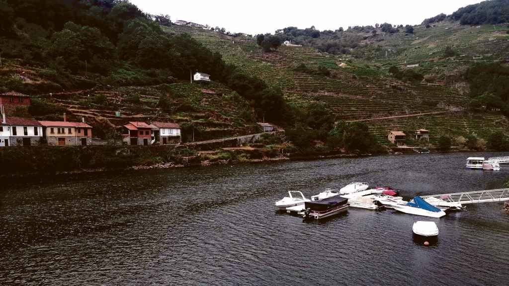 Na contorna de Belesar inzan os embarcadoiros privados, que, segundo denuncia a veciñanza, "rouban moito espazo ao río" (Foto: Nós Diario).