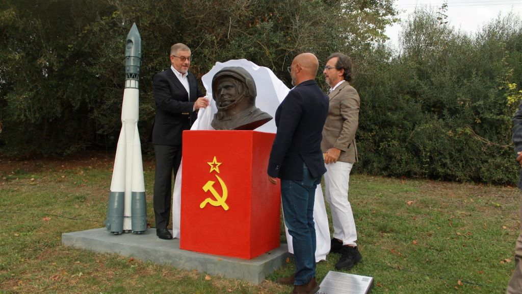 Acto de descuberta do busto de Gagarin. (Foto: Jornal de Noticias) #gagarin #oeiras #portugal