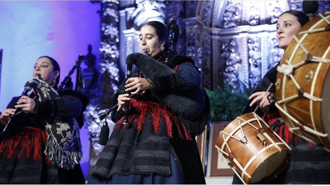 Imaxe dunha actuación no acto de entrega da “Medalla de Ouro” da cidade de Santiago de Compostela a Cantigas e Agarimos. (Foto: Cantigas e Agarimos).
