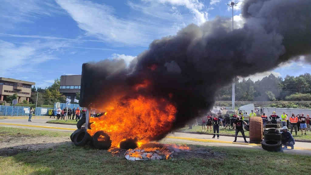 Barricada en chamas diante da entrada principal da factoría de Alcoa en San Cibrao (Cervo) o pasado mes de setembro (Nós Diario).