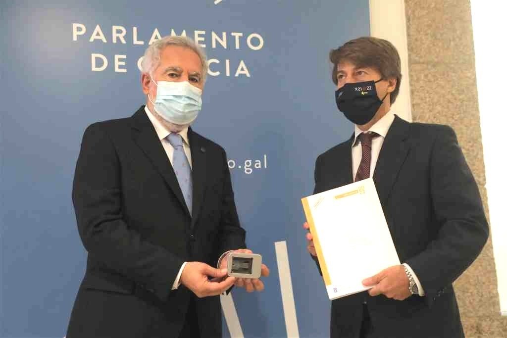 O conselleiro de Facenda, Miguel Corgos (á dereita), entregou o proxecto de orzamentos ao presidente do Parlamento, Miguel Santalices (Foto: Parlamento galego)