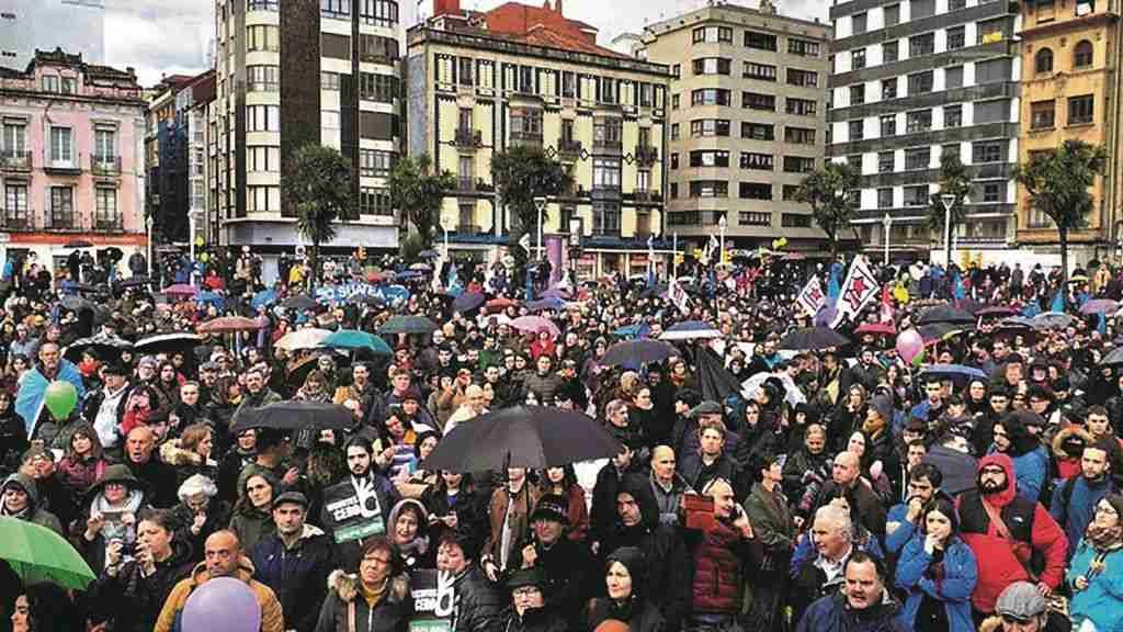 Manifestación en Xixón en 2019 defensa da oficialidade do galego e do asturiano. (Foto: Plataforma pola Oficialidá do Gallego-Asturiano) #galego #lingua #asturies