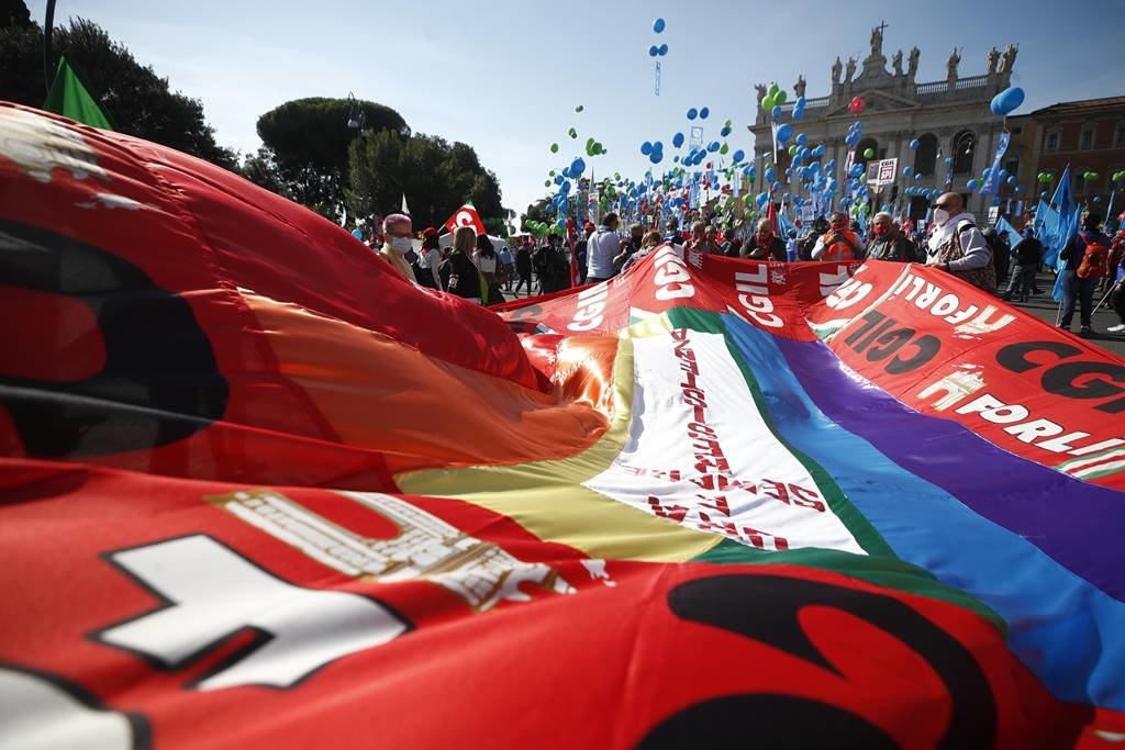 EuropaPress_4008802_16_october_2021_italy_rome_demonstrators_release_balloons_during_rally_held