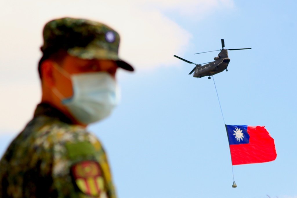 EuropaPress_3967131_28_september_2021_taiwan_taoyuan_soldier_stands_guard_as_chinook_helicopter